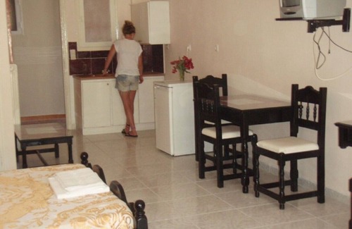 Vassilatika Apartment | Slef catering, serene Studio for 4 with shared Pool 5m drive from the beach