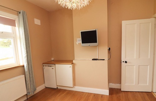 Listowel Cottage | SLIABH CAHILL, pet friendly, with a garden in Listowel, County Kerry