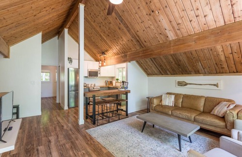 Huntsville Ski Chalet | SLOPESIDE 4 BED,HOT TUB, BEACH, FOUR SEASON, NEAR ALGONQUIN PARK AND ARROWHEAD.