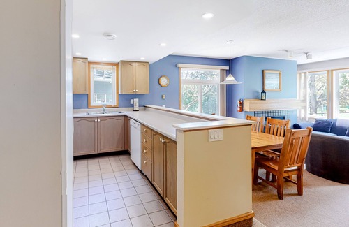 The Blue Mountains Condo | Slopeside, Blue Mountain getaway with fireplace & small deck