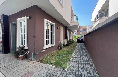 Utako Apartment | SMALL BQ ROOM in A Secured Estate WITH POOL, GYM & 24 Hrs LIGHT