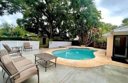 Fairoaks Manhattan Manor House | Small Paradise with pool in South Tampa