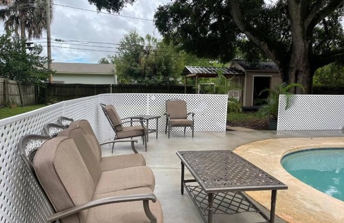 Fairoaks Manhattan Manor House | Small Paradise with pool in South Tampa