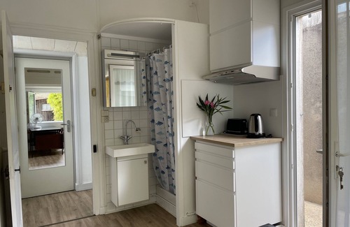 La Rochelle House | SMALL STUDIO ON GARDEN - CITY CENTER - FREE PARKING - BICYCLE SHELTER