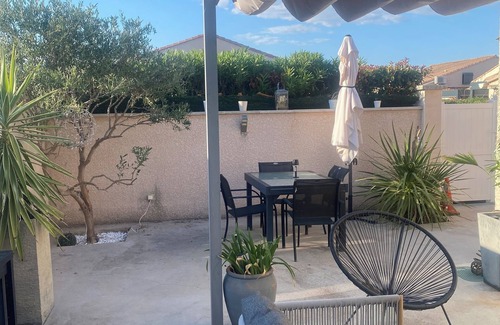 Vic-la-Gardiole Condo | Small T2 house close to the sea, in a residence with swimming pool.