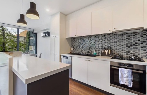 Hawthorn Apartment | Smart Apartment in Elegant Suburb Close to City