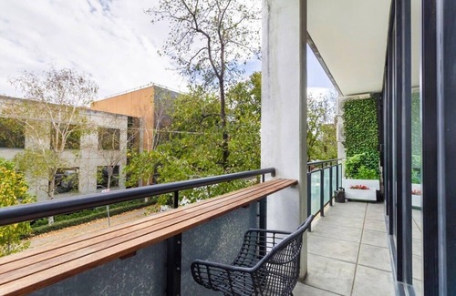 Hawthorn Apartment | Smart Apartment in Elegant Suburb Close to City