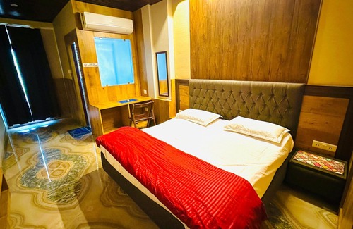 Jaipur District Hotel | Smart Stay - TV w/8+ OTTs, Rain Shower, Wi-Fi- Entire place