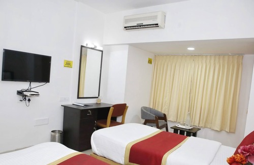 Shanthala Nagar Apartment | SmartStay Private EXE Room in Luxury Apt-MG Road