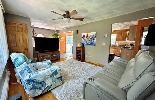 Beverly Condo | Smoke FREE Townhouse close to beaches, 5 min drive to Historic Salem!