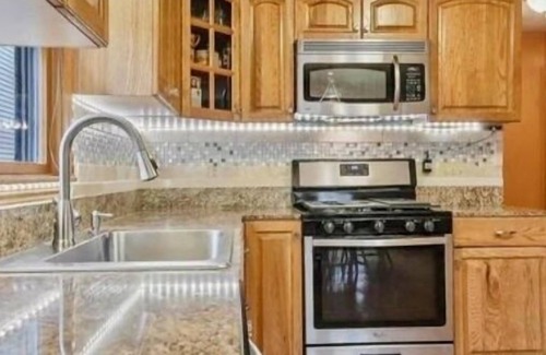 Beverly Condo | Smoke FREE Townhouse close to beaches, 5 min drive to Historic Salem!