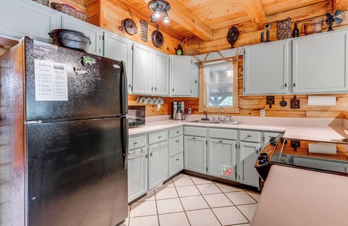 Hartford Cabin | Smoky Mountain Log Cabin Close to Rafting!
