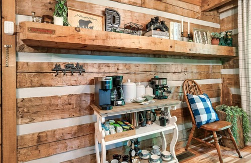 Pigeon Forge Cabin | Smoky Mountain Log Cabin King & Queen beds Coffee Bar Hot Tub Pool table