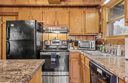 Pigeon Forge Cabin | Smoky Mountain Log Cabin King & Queen beds Coffee Bar Hot Tub Pool table