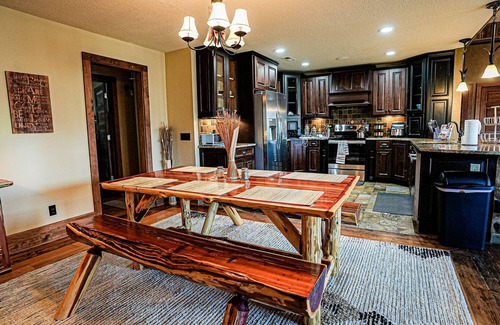 Franklin Cabin | Smoky mtn-Cherokee casino-large deck-hot tub-gameroom- view- high speed internet