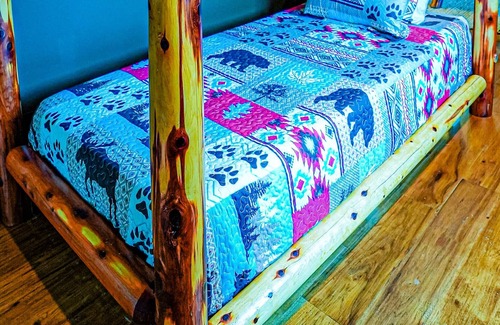 Franklin Cabin | Smoky mtn-Cherokee casino-large deck-hot tub-gameroom- view- high speed internet
