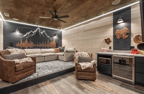 Sevierville Cabin | Smoky Mtn Ultra Luxury Cabin, IndoorPool, PS5, 8Bsleeps26, Waterpark, Pool Table
