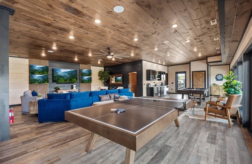 Sevierville Cabin | Smoky Mtn Ultra Luxury Cabin, IndoorPool, PS5, 8Bsleeps26, Waterpark, Pool Table