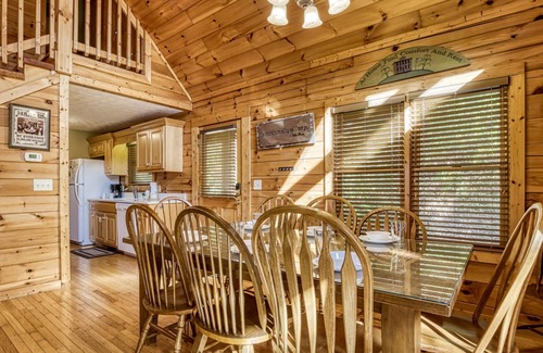 Black Bear Falls Cabin | Smoky Mtn Views Game Room 5 Min to Gatlinburg