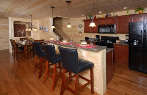 Pigeon Forge Cabin | Smoky's Summit by RedAwning
