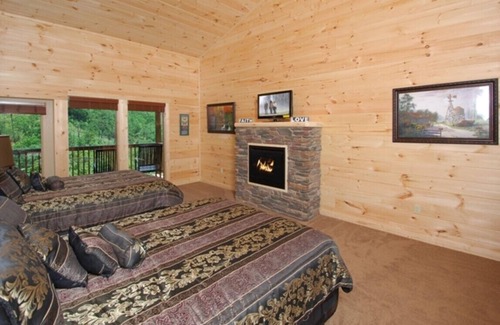 Pigeon Forge Cabin | Smoky's Summit by RedAwning