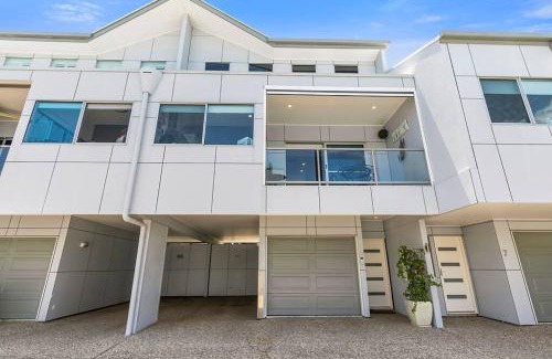 Bellara Apartment | Smooth Sailing -Modern 2 bedroom apartment!