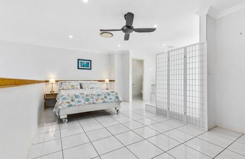 Bellara Apartment | Smooth Sailing -Modern 2 bedroom apartment!