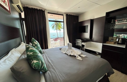 Wailoloa Resort | Smugglers Cove Beach Resort and Hotel
