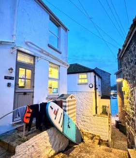 St Ives Apartment | "SMUGGLERS HIDE" & "SMUGGLERS CABIN" - A 2 Bedroom FISHERMANS COTTAGE with Childs Bunk and HARBOUR VIEWS - and also a private entrance connecting 1 BED STUDIO - 10 Metres To Sea Front - 2023 GLOBAL REFURBISHMENT AWARD WINNER