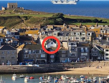 St Ives Apartment | "SMUGGLERS HIDE" & "SMUGGLERS CABIN" - A 2 Bedroom FISHERMANS COTTAGE with Childs Bunk and HARBOUR VIEWS - and also a private entrance connecting 1 BED STUDIO - 10 Metres To Sea Front - 2023 GLOBAL REFURBISHMENT AWARD WINNER