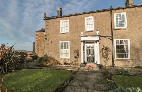 Briggswath Cottage | SNEATON HALL APARTMENT 4, romantic, luxury holiday cottage in Sneaton