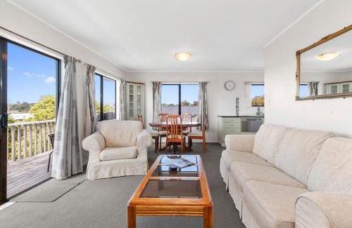 Snells Beach House | Snells Seaside Bach - Snells Beach Holiday Home