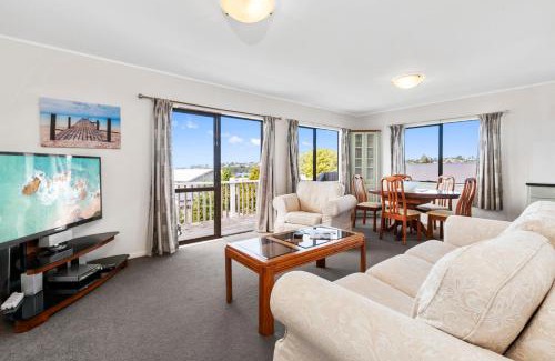Snells Beach House | Snells Seaside Bach - Snells Beach Holiday Home