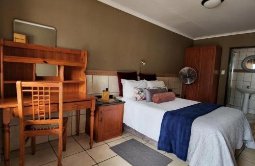 Newcastle Cabin | Snips Accommodation