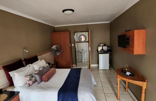 Newcastle Cabin | Snips Accommodation