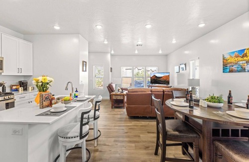 Ivins House | Snow Canyon Escape in St George with Community Pool and Hot Tub