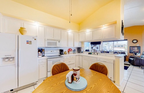 Port Isabel House | Snowbird-friendly Gulf-front house with hot tub, pool & on-site golf - dogs OK