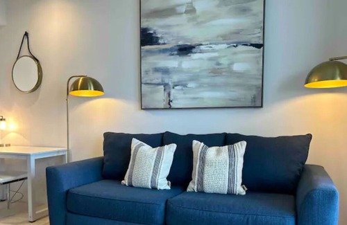 Riverwalk Fort Lauderdale Apartment | Snowbird Haven sunny escape condo~ in Las Olas w/ WIFI, Heated Pool, and Parking