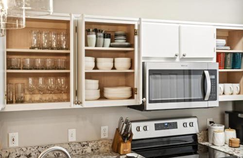 Miramar Beach House | ! SNOWBIRD MONTHLY RATE 2900 ! 5min walk 2 Miramar Beach, Mins to Shopping, Steps to Pool, Patio and Yard, Dog Friendly, 1GB Wifi