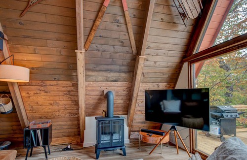 Beech Mountain Cabin | Snowmaker's Cabin - Right on the slopes, hot tub