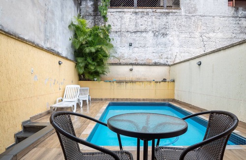 Taboao House | Sobrado Aconchegante na Capital de SP Com Diversos Quartos, Suítes e Piscina