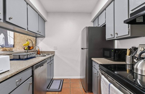 Travis Heights Apartment | So. Congress PARK VIEW | Free Pkg