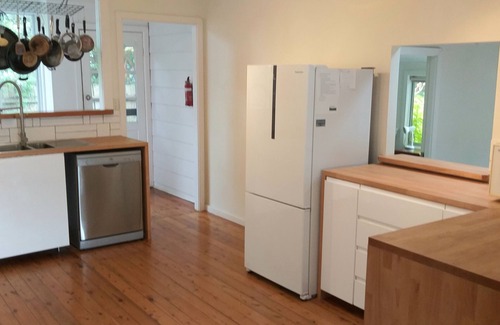 Culburra Beach House | SO Relaxing! 🐾 Private & comfortable, screened deck, Bay view, 7 day discount