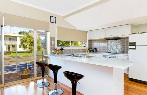 Kiama Heights House | Soak in the stunning water views from the balcony
