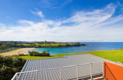 Kiama Heights House | Soak in the stunning water views from the balcony