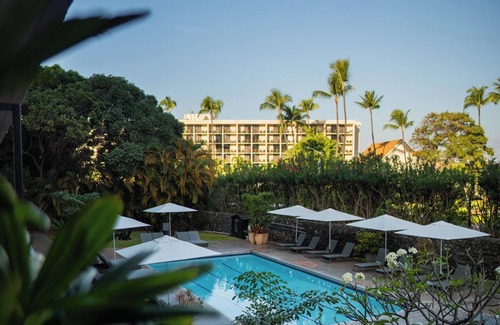 Historic Kailua Village House | Soak, Stretch, Explore – Pool, Yoga & Bikes Ready for Your Island Days
