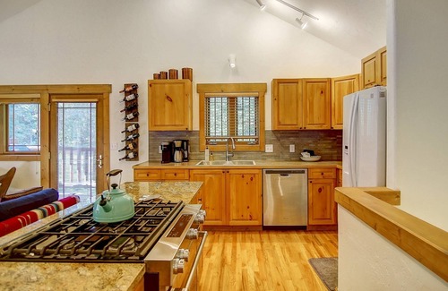 Steamboat Springs House | Soak Up the Mtn Views from the Private HotTub! 2 Car Garage-3 Decks-W/D-Grill-Steps to Free Town Bus