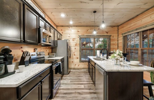 Sevierville Ski Chalet | 🌊Soaky Mtn 🐻 Natl Park 🏌️‍♀️Golf Club🔥Hot Tub🏒Air Hockey ⛳️Golden Tee 🎥Movie Room