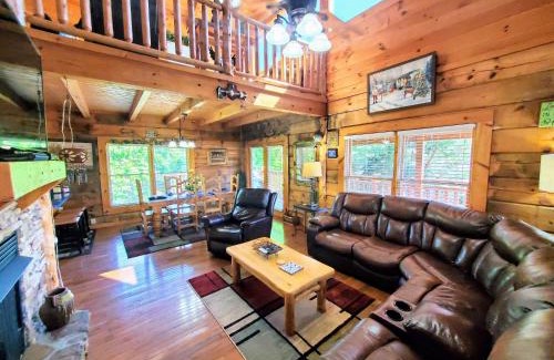 Pigeon Forge House | Soaring Eagle Family Cabin w Resort Pool Daily Free Tickets