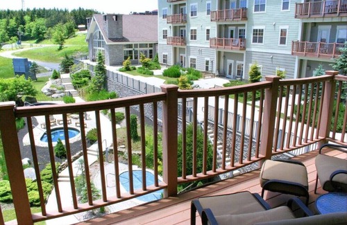 Snowshoe Condo | Soaring Eagle Ski-in/Ski-out Condo w/Hot Tubs